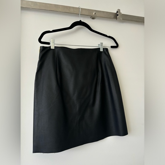 Club Monaco faux leather skirt with front slit detail - sz 4 - EUC - Picture 2 of 3